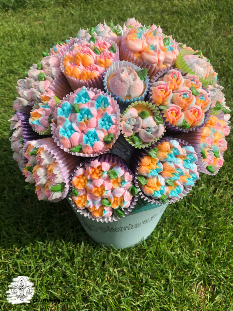 Blumen als Cupcakes, zusammen als Bouquet