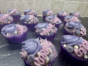 Mehr über den Artikel erfahren Blumen Abstrakt lila Cupcakes